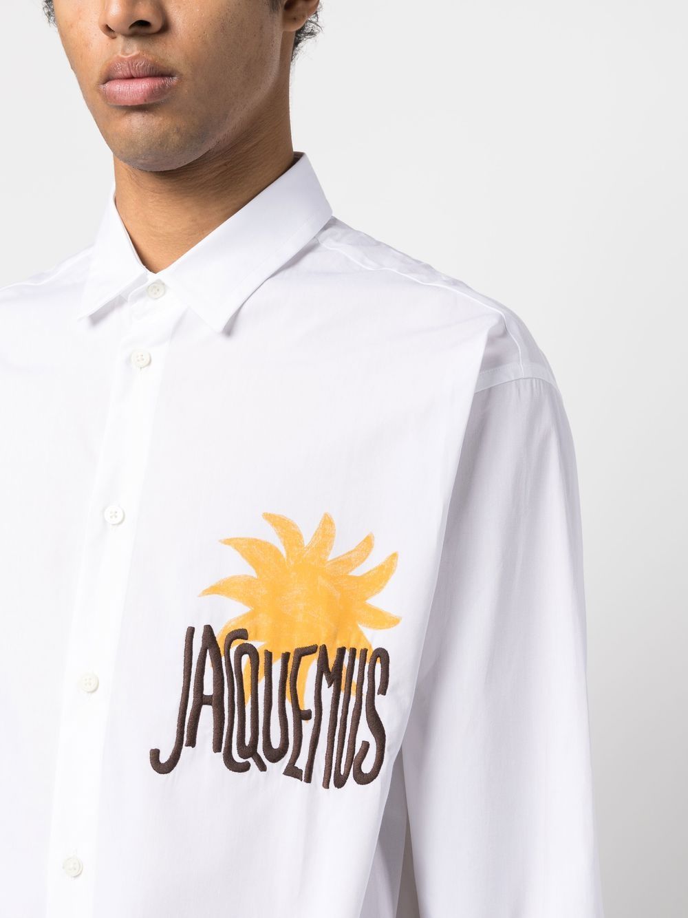 자크뮈스 / 남성 라 슈미즈 바우 썬 로고 자수 긴팔 셔츠 화이트 215SH002 1140 1AV STK - JACQUEMUS