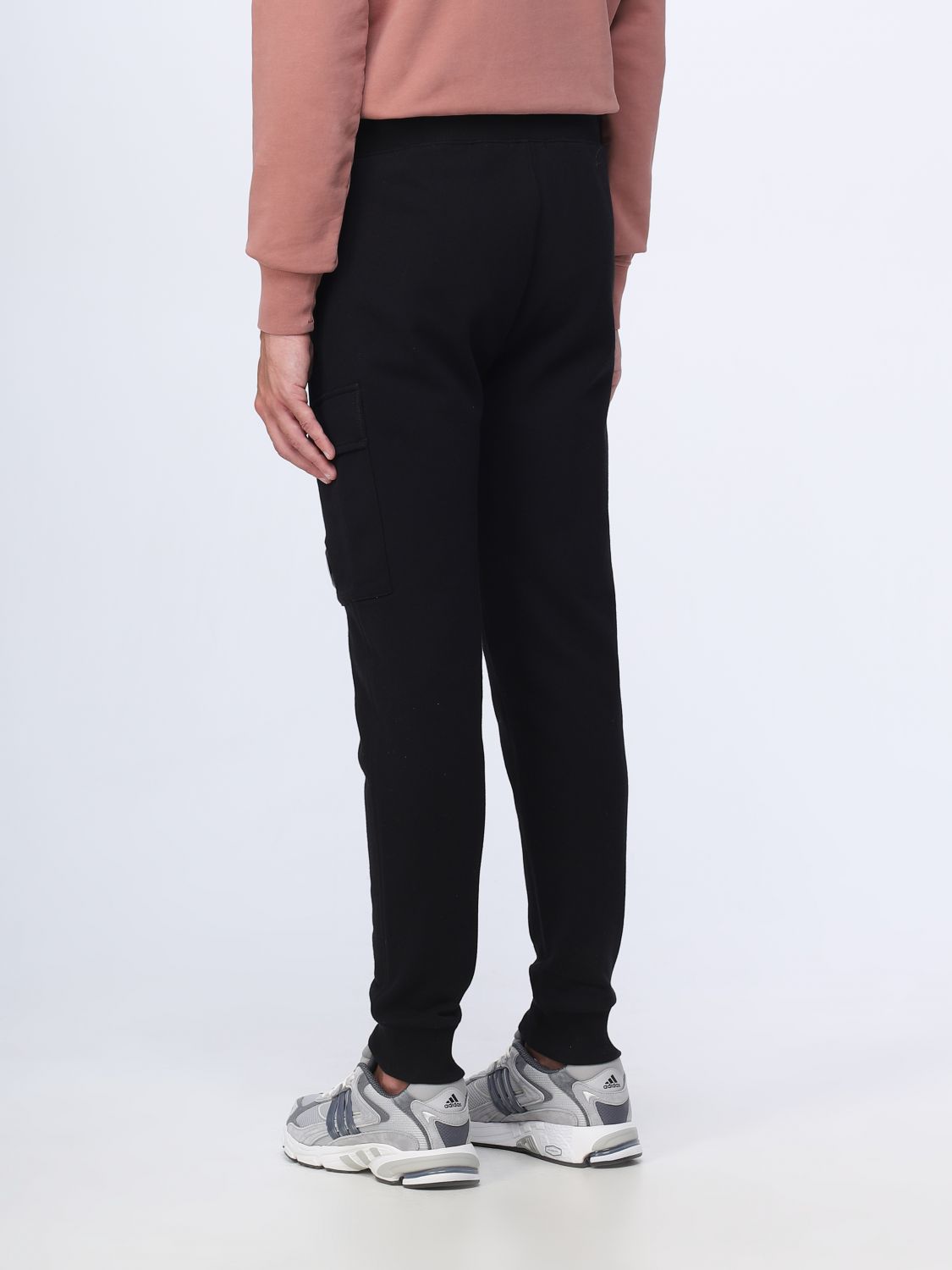 CP컴퍼니 / 남성 렌즈 와펜 플리스 스웨트 팬츠 블랙 15CMSP017A 005086W 999 STK - C.P. COMPANY