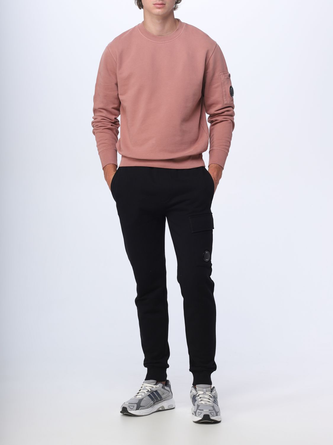 CP컴퍼니 / 남성 렌즈 와펜 플리스 스웨트 팬츠 블랙 15CMSP017A 005086W 999 STK - C.P. COMPANY