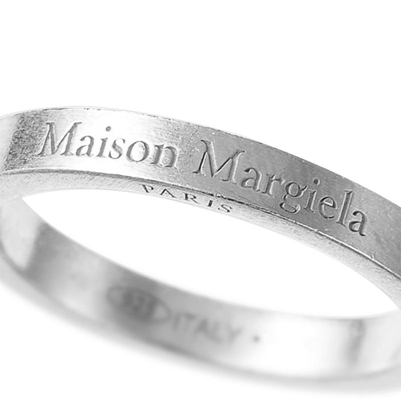 메종 마르지엘라 / 공용 인그레이빙 로고 밴드링 실버 SM1UQ0080 SV0158 951 STK - MAISON MARGIELA
