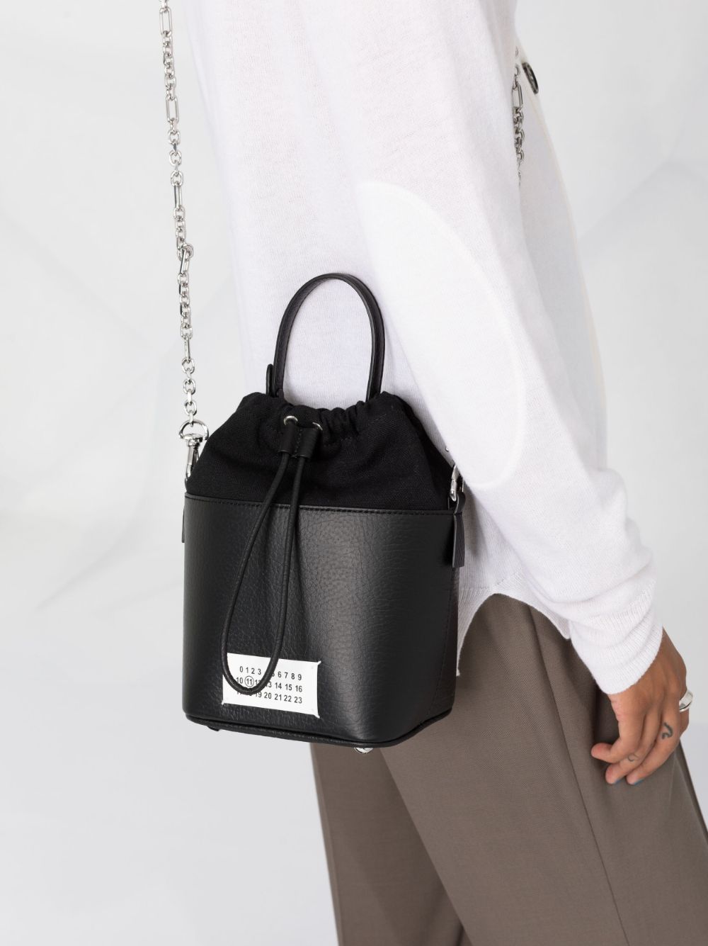 메종마르지엘라 / 5AC 스몰 버킷백 블랙 S61WG0035 P4348 T8013 STK - MAISON MARGIELA