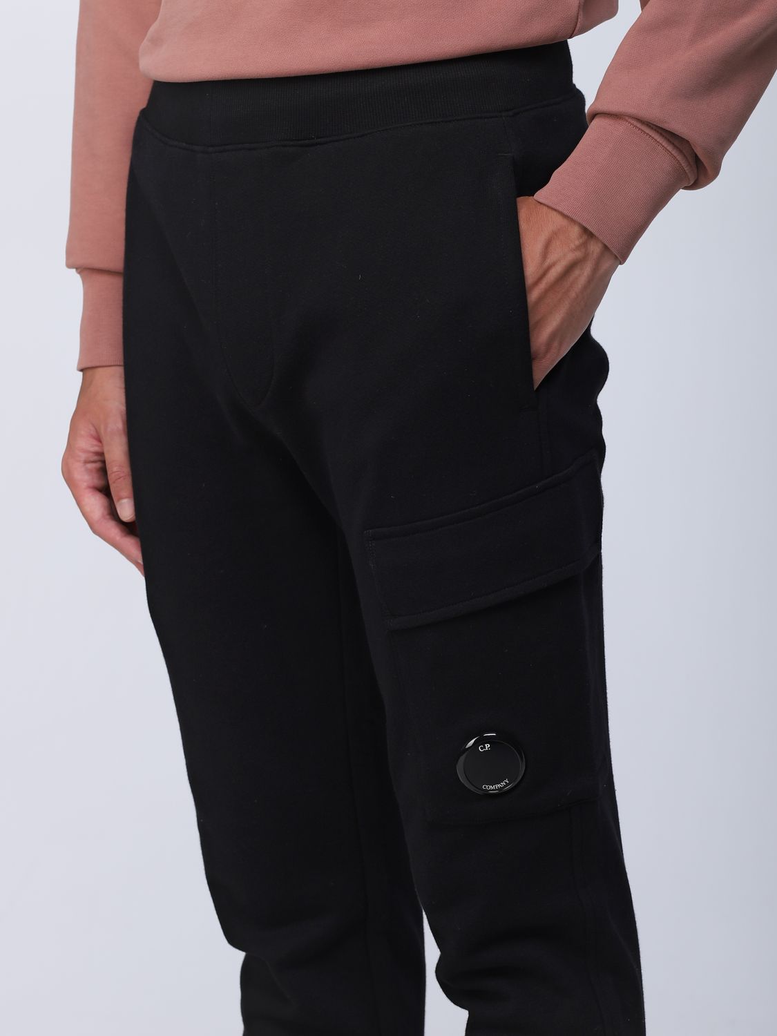 CP컴퍼니 / 남성 렌즈 와펜 플리스 스웨트 팬츠 블랙 15CMSP017A 005086W 999 STK - C.P. COMPANY