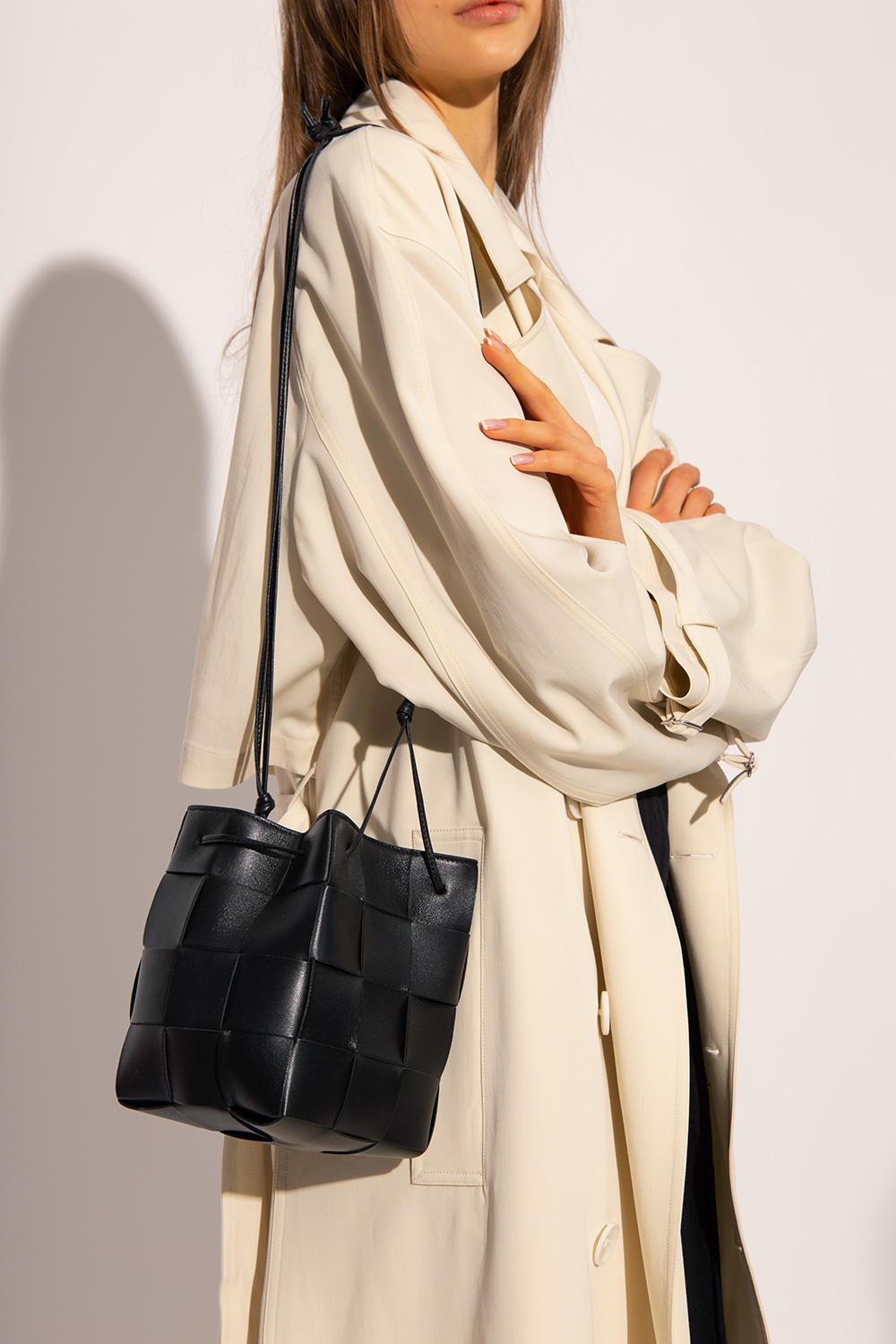 보테가 베네타 / 스몰 카세트 크로스바디 버킷백 블랙 680218 VCQC4 8425 STK - BOTTEGA VENETA