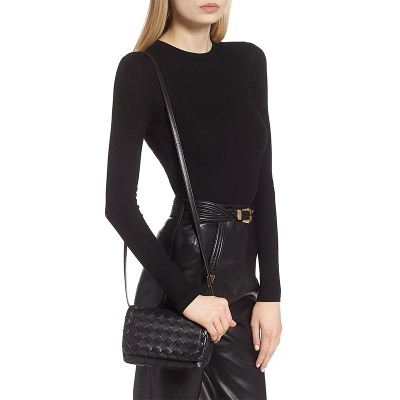 보테가베네타 / 인트레치아토 미니 플랩 크로스백 블랙 609412 VCPP5 8648 STK - BOTTEGA VENETA