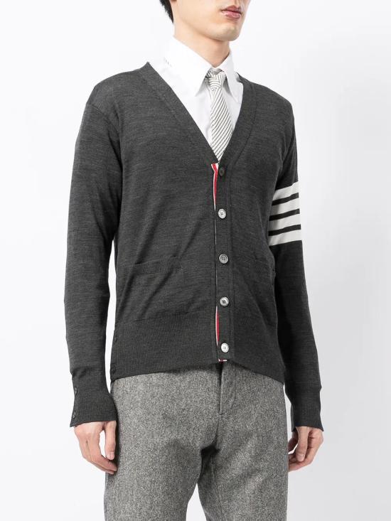 26FW 톰브라운 4바 서스테이너블 파인 메리노 울 클래식 가디건 MKC002AY1014 DARK GREY 022 - THOM BROWNE