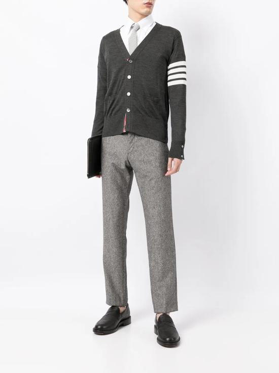 26FW 톰브라운 4바 서스테이너블 파인 메리노 울 클래식 가디건 MKC002AY1014 DARK GREY 022 - THOM BROWNE