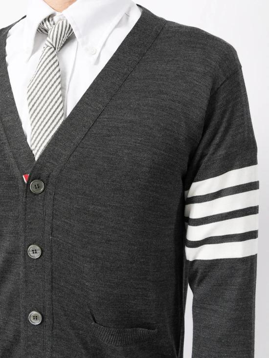 26FW 톰브라운 4바 서스테이너블 파인 메리노 울 클래식 가디건 MKC002AY1014 DARK GREY 022 - THOM BROWNE