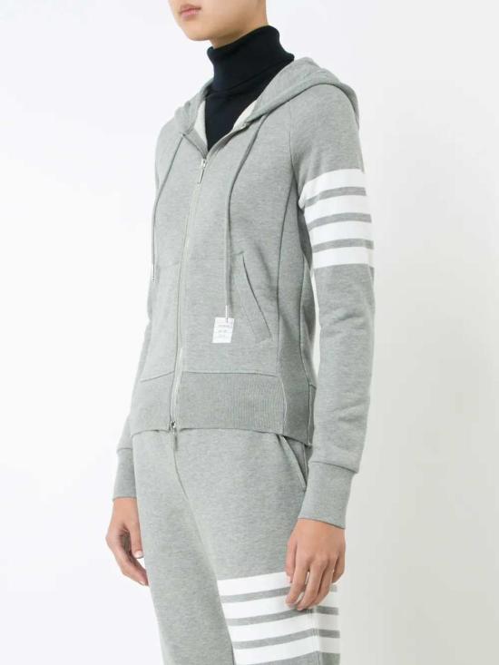 26FW 톰브라운 4바 루프백 저지 니트 엔지니어드 집업 후드 FJT001A00535 LT GREY 055 - THOM BROWNE