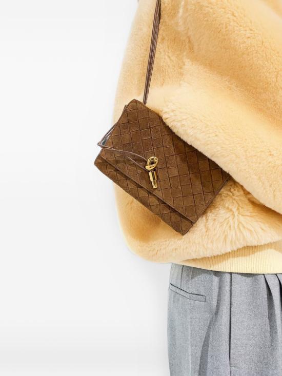 26FW 보테가베네타 안디아모 파우치 온 스트랩 836940 V5ZZ49874 CAMEL - BOTTEGA VENETA