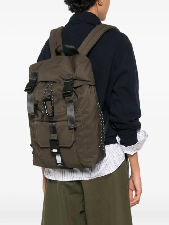 26FW 아페쎄 로고 프린트 버클 플랩 백팩 PAAGEH62631 JADDARKKHAKI - A.P.C.
