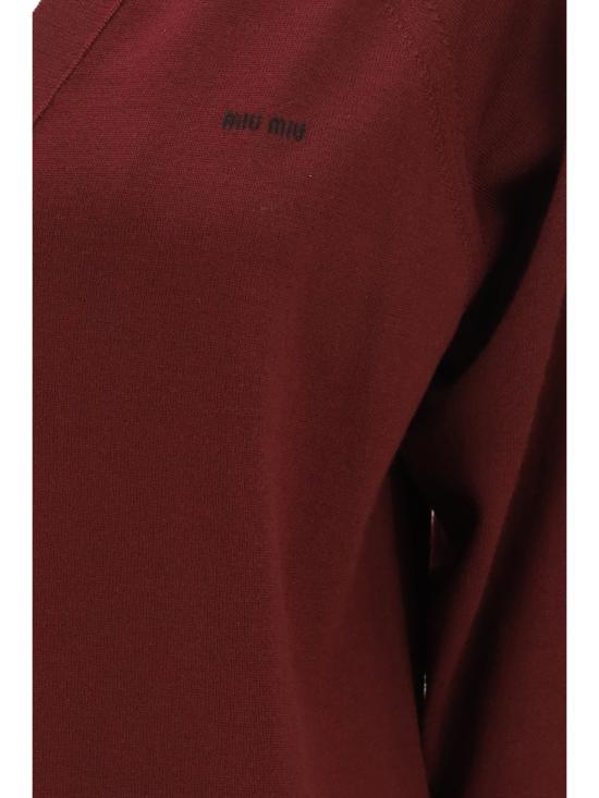 26FW 미우미우 인타르시아 로고 파인 울 브이넥 가디건 MMF02ZSOOO16WJF0869 Burgundy - MIU MIU