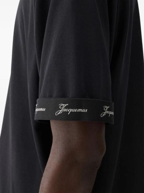 26FW 자크뮈스 롱 카레 반팔 티셔츠 TSM00578AJ00254 990 BLACK - JACQUEMUS