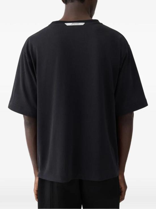 26FW 자크뮈스 롱 카레 반팔 티셔츠 TSM00578AJ00254 990 BLACK - JACQUEMUS