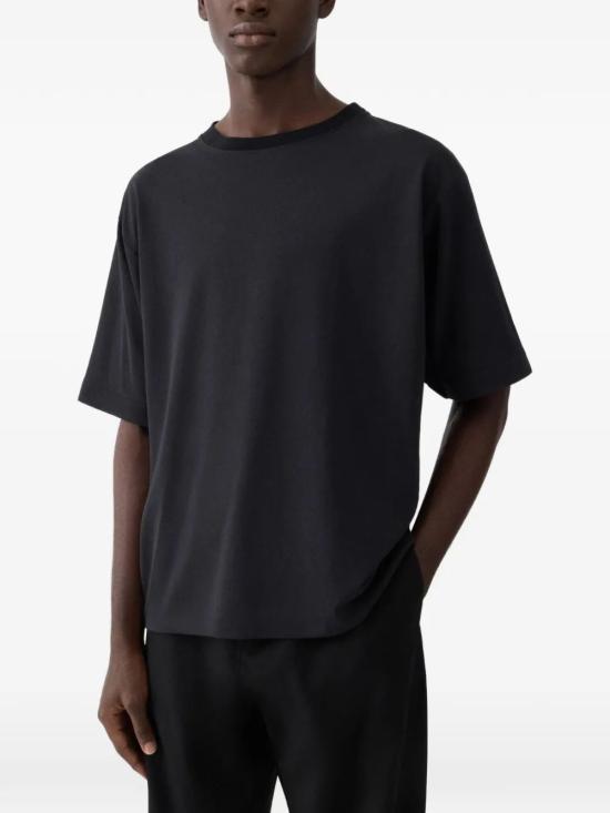 26FW 자크뮈스 롱 카레 반팔 티셔츠 TSM00578AJ00254 990 BLACK - JACQUEMUS