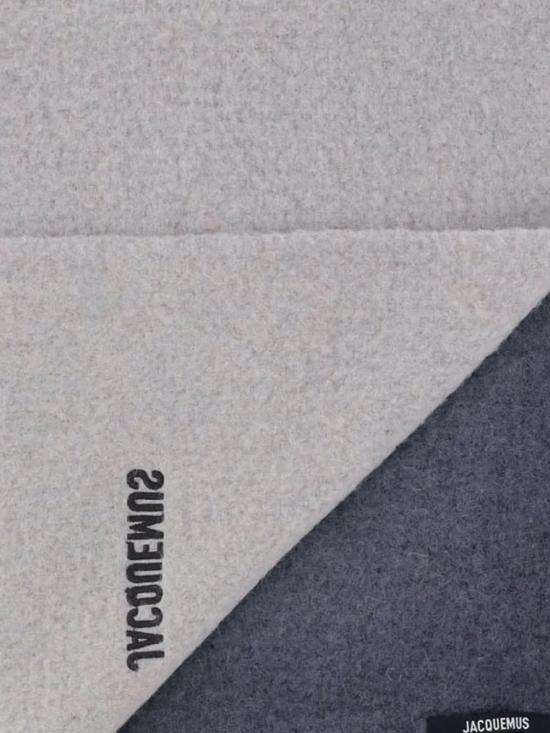 26FW 자크뮈스 레샤페 모아종 그라디언트 머플러 ACU00574AOT4032 915 GREY - JACQUEMUS