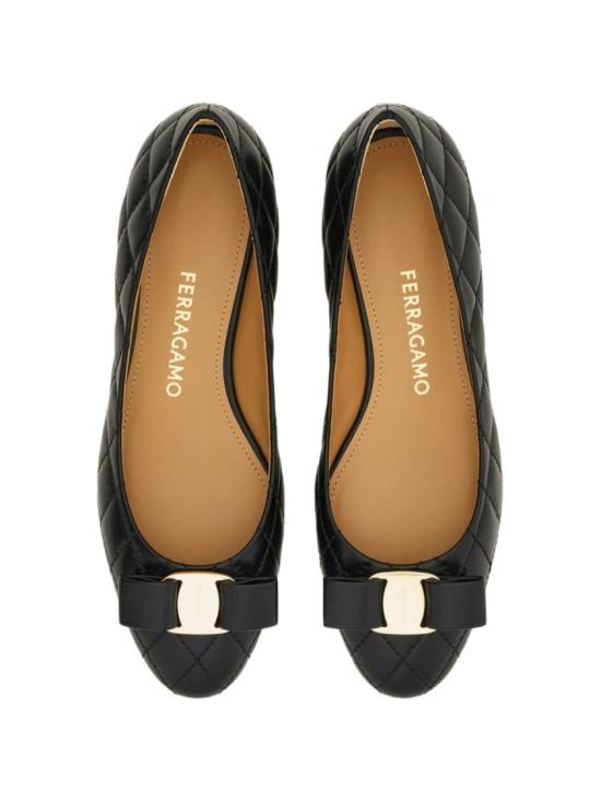26FW 살바토레 페라가모 플랫 슈즈 01M456VARINAQUILT798498NAPPA ICE KIM ANTIMNERO Black - SALVATORE FERRAGAMO