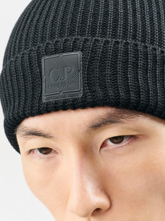 26FW 씨피 컴퍼니 토날 컴패스 로고 패치 니트 비니 21CLAC034A005509A 999 BLACK - C.P. COMPANY