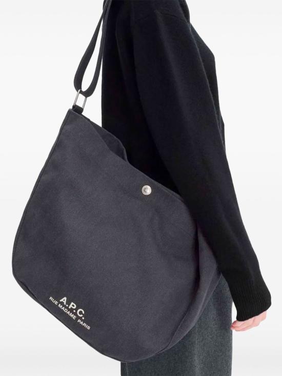 27SS 아페쎄 저널 로고 숄더백 PSAJZ M61939LZZ BLACK - A.P.C.