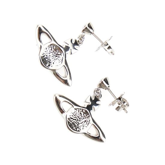 26FW 비비안웨스트우드 미니 바스 릴리프 드롭 이어링 62020025 02P116 CNAGGTO 20PZ LESMO P116 SILVER - VIVIENNE WESTWOOD