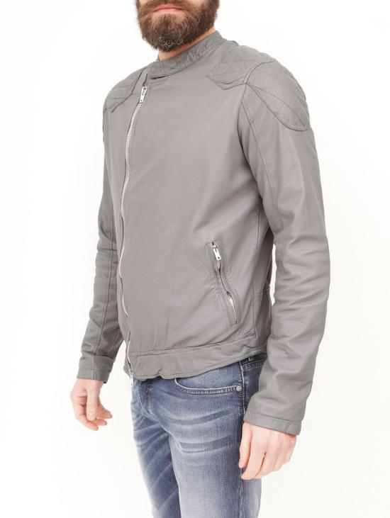  조르지오 브라토 가죽 자켓 WLG by GIORGIO BRATO - 펠레 지퍼 라테일 ARGENTO를 착용한 바이커 - GIORGIO BRATO