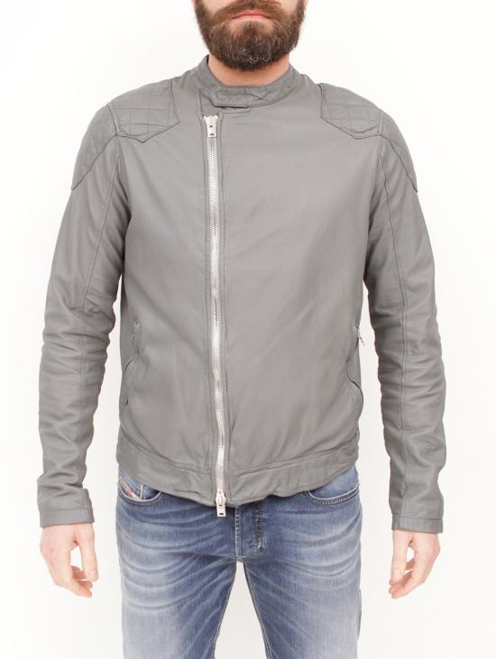  조르지오 브라토 가죽 자켓 WLG by GIORGIO BRATO - 펠레 지퍼 라테일 ARGENTO를 착용한 바이커