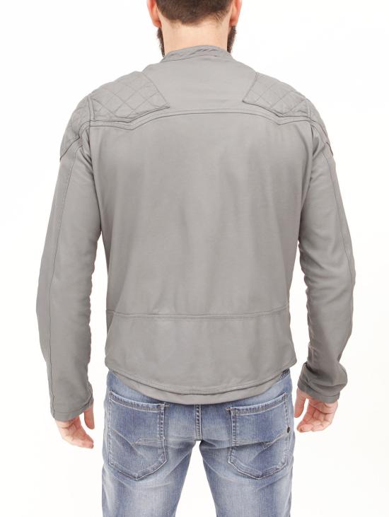  조르지오 브라토 가죽 자켓 WLG by GIORGIO BRATO - 펠레 지퍼 라테일 ARGENTO를 착용한 바이커 - GIORGIO BRATO