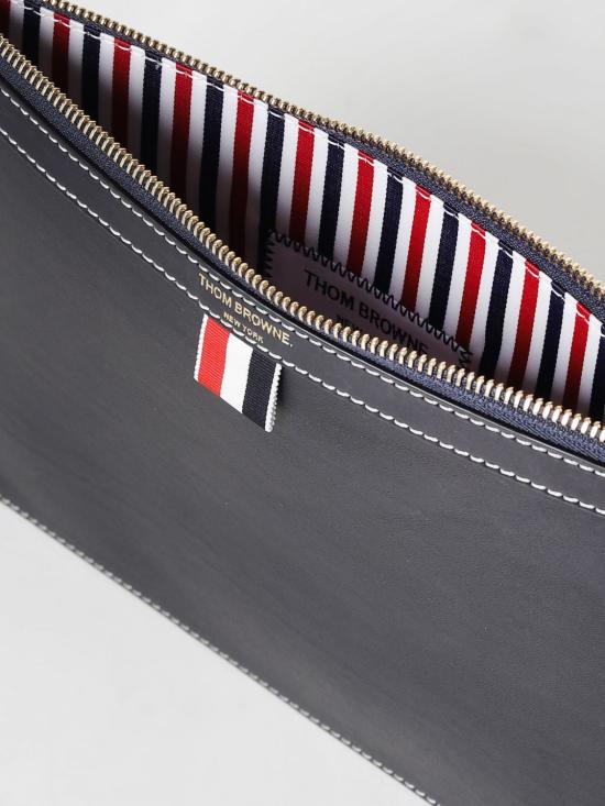 25FW 톰브라운 클러치/파우치 MAC019LL0044 415 Navy - THOM BROWNE