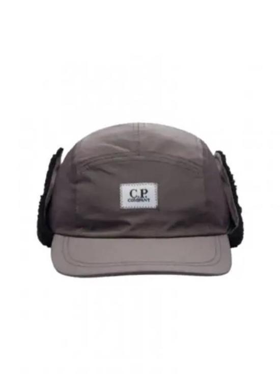  씨피 컴퍼니 크롬-R 이어플랩 햇  17CMAC083A005904A771 BOULEVARD DOM