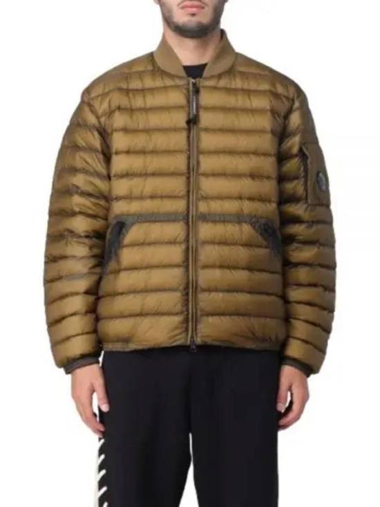  씨피 컴퍼니 숏패딩 15CMOW202A006099A653 BUTTERNUT DOM