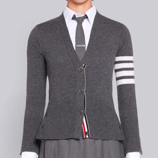 26FW 톰브라운 클래식 캐시미어 4바 브이넥 가디건 FKC001A 00011 035 MED GRAY DOM - THOM BROWNE