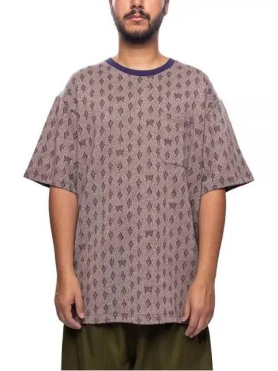  니들스 반팔 티셔츠 OT243 GREY PURPLE DOM