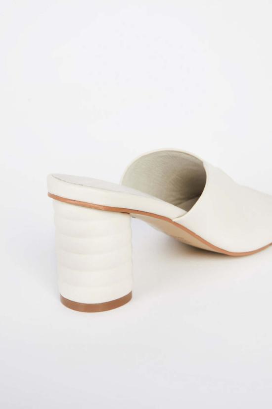  인텐셔널리 블랭크 뮬/슬리퍼 "의도적으로." 카미카 힐 멀티 - INTENTIONALLY BLANK