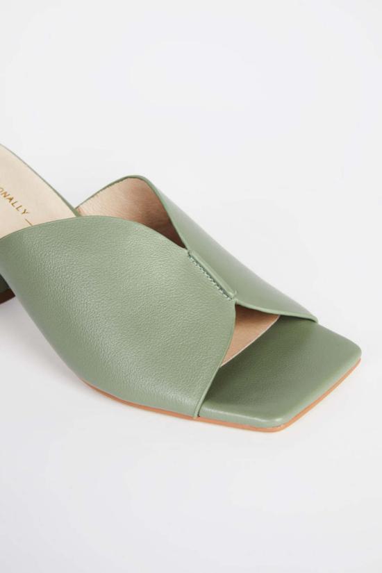  인텐셔널리 블랭크 뮬/슬리퍼 "의도적으로." 카미카 힐 멀티 - INTENTIONALLY BLANK