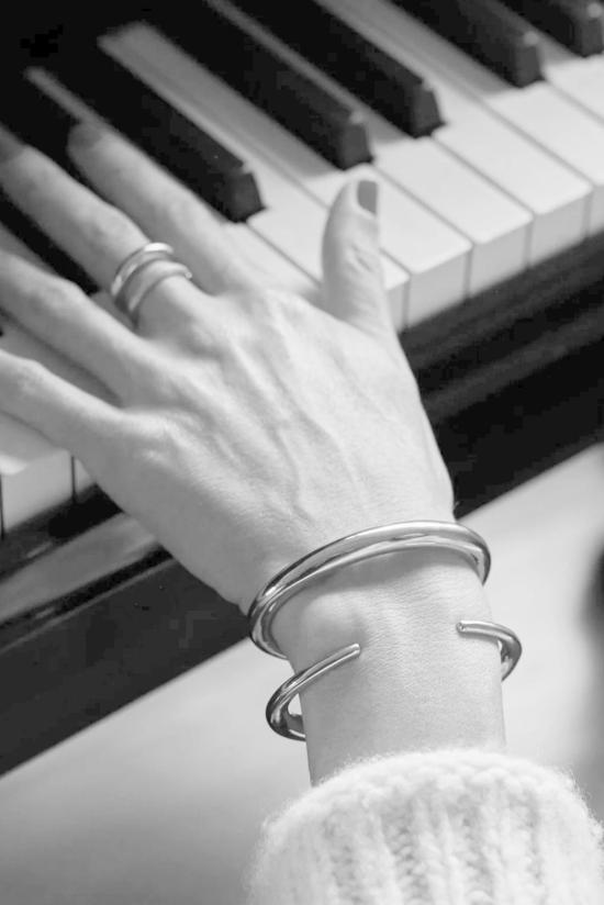  가브리엘라 아티가스 팔찌 가브리엘라 아르티가스 인피니트 투스크 커프 스털링 실버