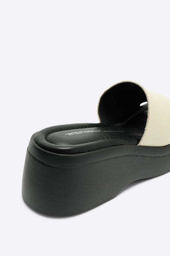  인텐셔널리 블랭크 뮬/슬리퍼 "의도적으로." 에섹스 웨지 - INTENTIONALLY BLANK