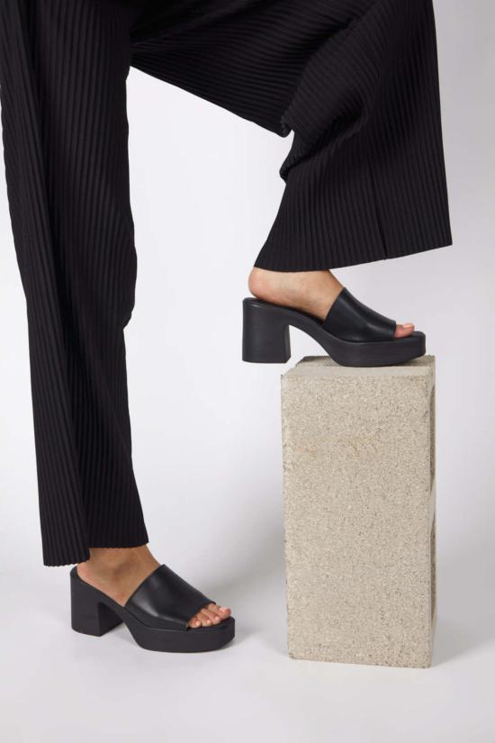  인텐셔널리 블랭크 뮬/슬리퍼 "의도적으로." 메리 힐 블랙 - INTENTIONALLY BLANK