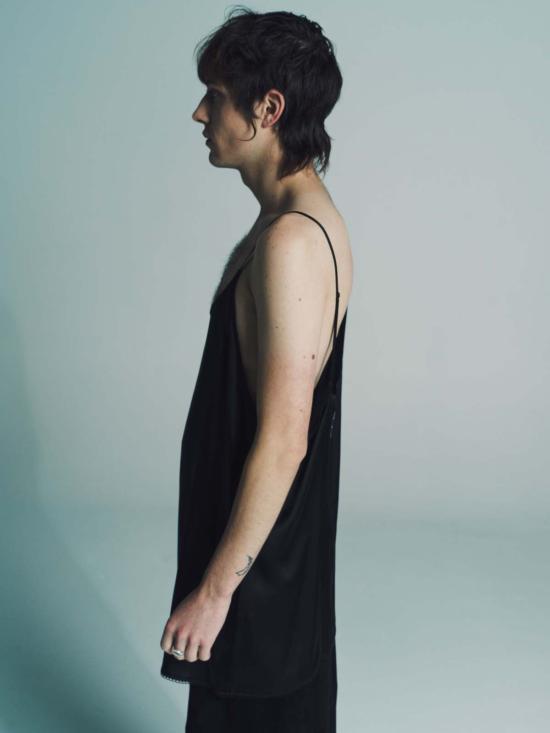  타카히로미야시타 더 솔로이스트 민소매 티셔츠 . 실크 슬립 드레스 블랙 - TAKAHIROMIYASHITA THE SOLOIST.