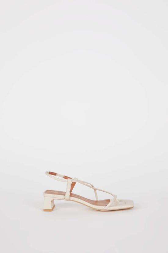  인텐셔널리 블랭크 샌들 "의도적으로." 안카 힐 - INTENTIONALLY BLANK