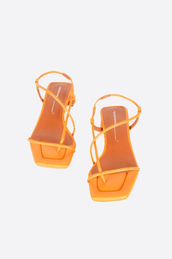  인텐셔널리 블랭크 샌들 "의도적으로." 안카 힐