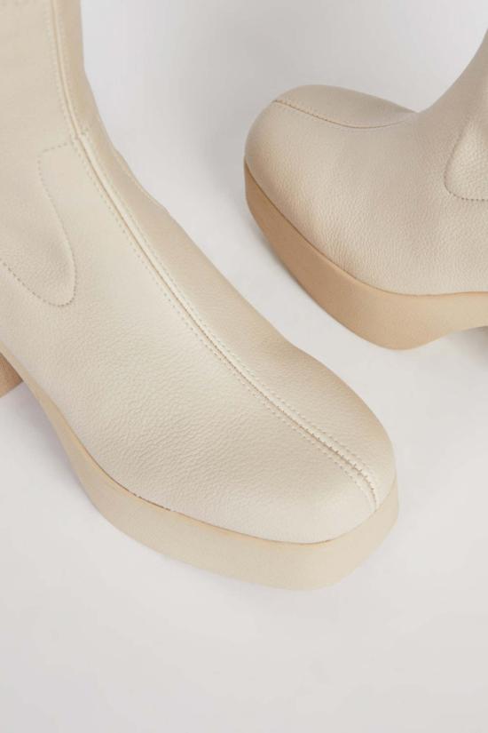  인텐셔널리 블랭크 힐/펌프스 "의도적으로." Marlowe 비건 플랫폼  크림 솔 - INTENTIONALLY BLANK