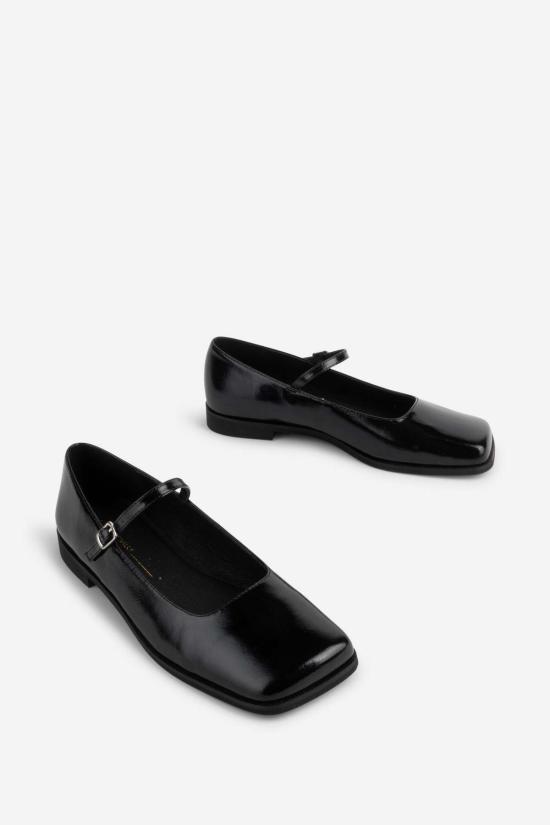  인텐셔널리 블랭크 플랫 슈즈 "의도적으로." 새턴 스퀘어 토 메리 제인 실버/블랙 - INTENTIONALLY BLANK