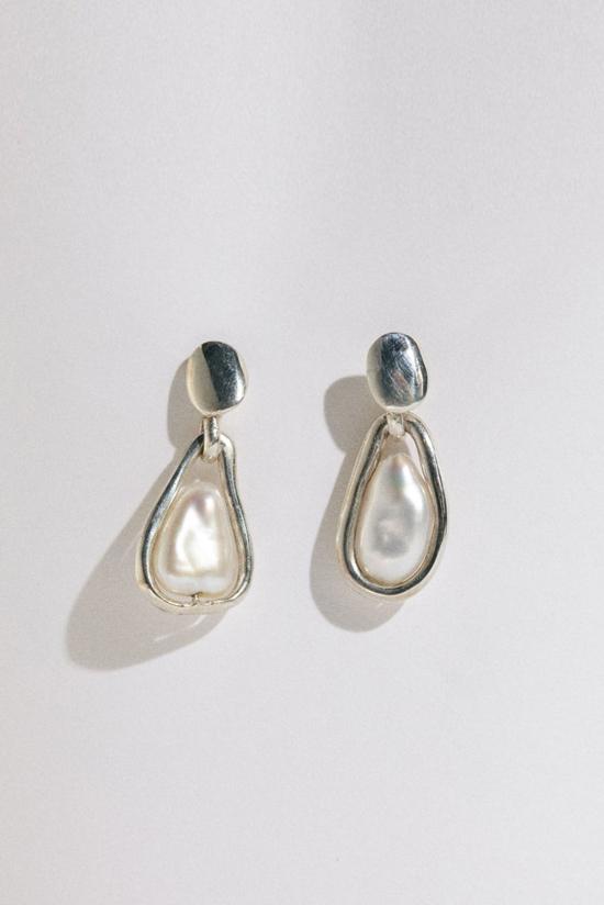  헤르난 헤르데즈 이어링 Hernán Herdez 소형 케이지 진주 귀걸이 스털링 실버/천연 케시 진주 - HERNAN HERDEZ