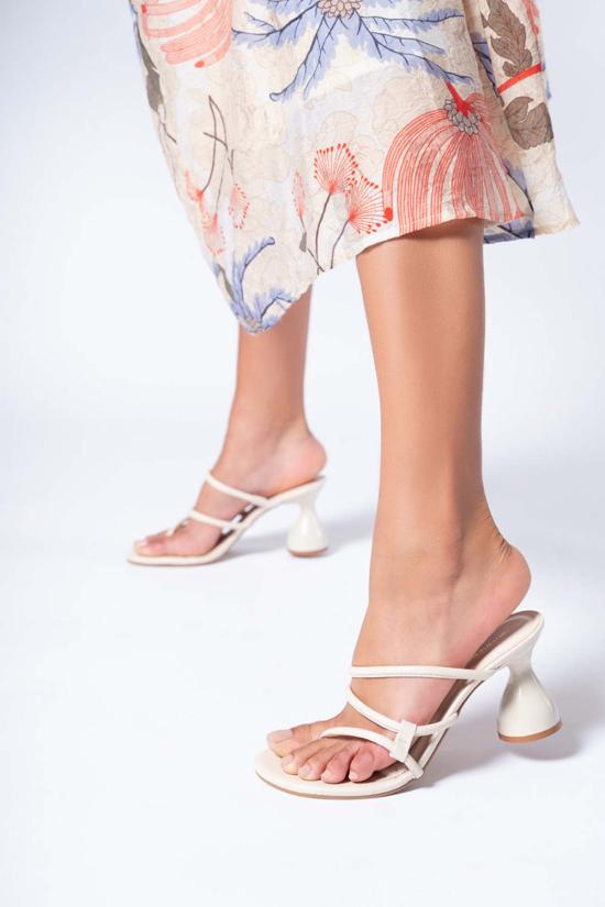  인텐셔널리 블랭크 뮬/슬리퍼 "의도적으로." 우나 힐 - INTENTIONALLY BLANK