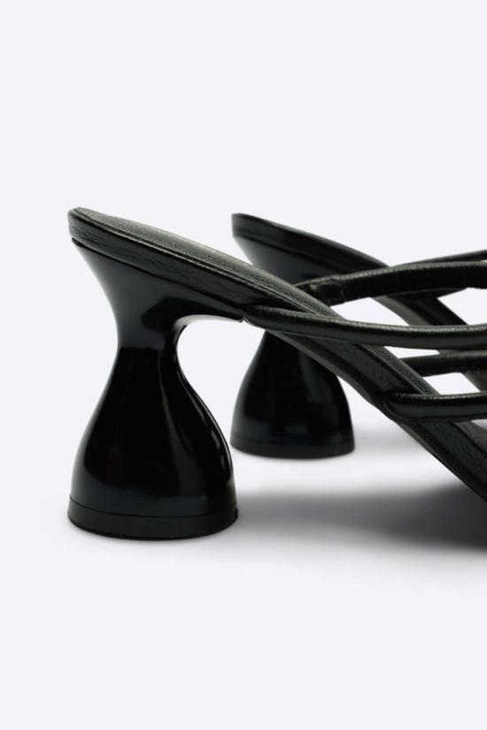  인텐셔널리 블랭크 뮬/슬리퍼 "의도적으로." 우나 힐 - INTENTIONALLY BLANK