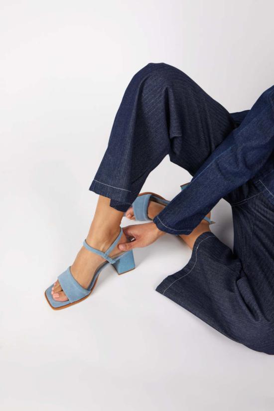  인텐셔널리 블랭크 샌들 "의도적으로." 검증된 스웨이드 힐 포그/오트밀크