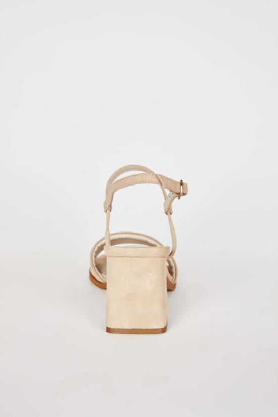  인텐셔널리 블랭크 샌들 "의도적으로." 검증된 스웨이드 힐 포그/오트밀크 - INTENTIONALLY BLANK