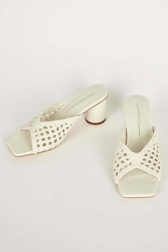  인텐셔널리 블랭크 힐/펌프스 "의도적으로." 카산드라 비건 힐 - INTENTIONALLY BLANK