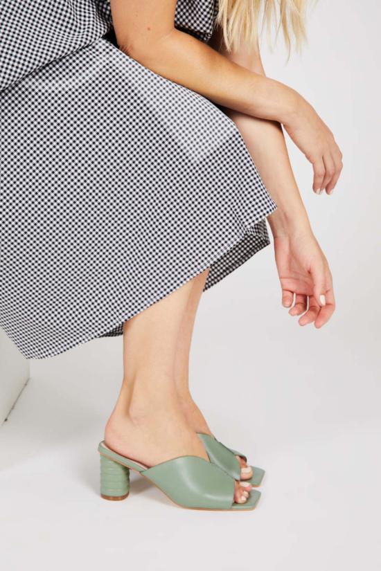  인텐셔널리 블랭크 뮬/슬리퍼 "의도적으로." 카미카 힐 멀티 - INTENTIONALLY BLANK