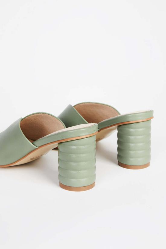  인텐셔널리 블랭크 뮬/슬리퍼 "의도적으로." 카미카 힐 멀티 - INTENTIONALLY BLANK