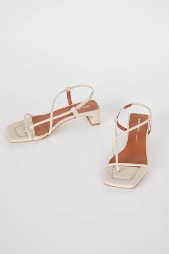  인텐셔널리 블랭크 샌들 "의도적으로." 안카 힐 - INTENTIONALLY BLANK